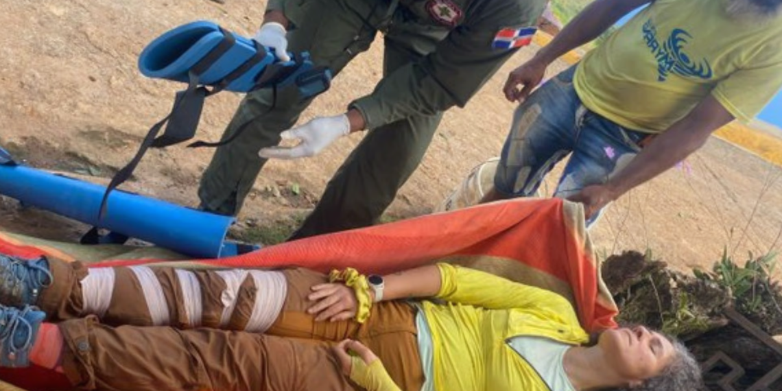 Turista Canadiense Rescatada Tras Sufrir Grave Accidente en Sendero de Samaná