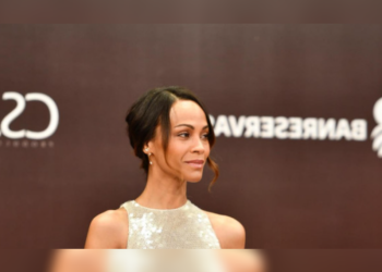 Zoe Saldaña brilla en los Premios Soberano 2025 como Mejor Actriz Destacada en el Extranjero