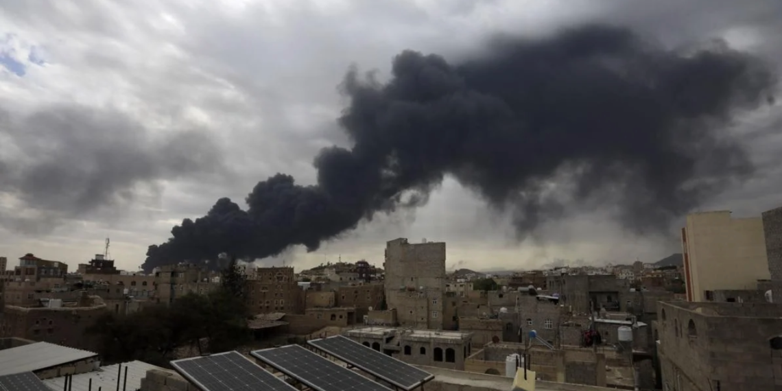 Israel Intensifica Ataques en Yemen y Destruye Infraestructura Hutí en el Aeropuerto de Saná
