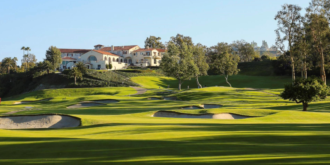 Aterrizaje de Emergencia en Campo de Golf en California: Avioneta Sorprende a Jugadores en el Riviera Country Club
